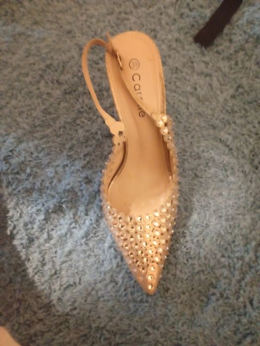 Vând papuci și pantofi eleganți