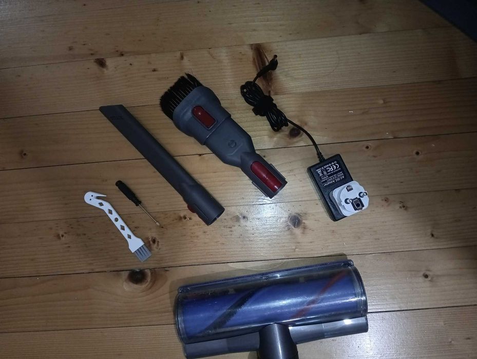 Отлична прахосмукачка Dyson V10 с добра оригинална батерия и аксесоари