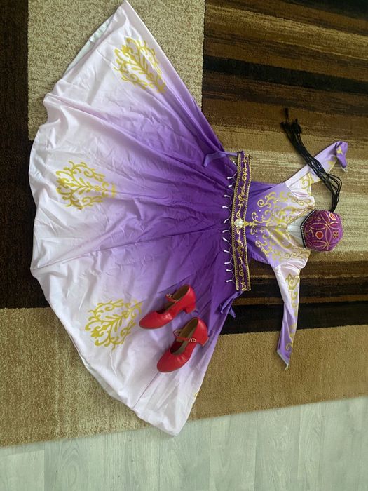 2 Ұйғұр биге арналған киімі