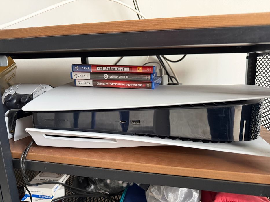 PS5 disc edition cu 4 jocuri si stand incarcare