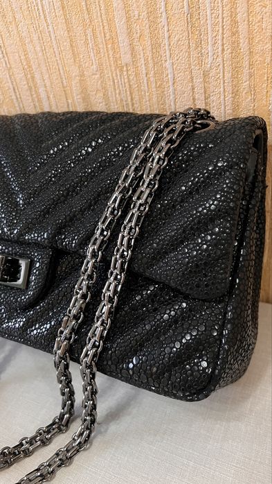 Продом кожаную сумку Шанель