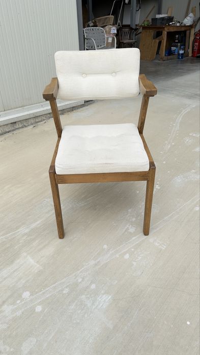 Дървени столове с тапицерия