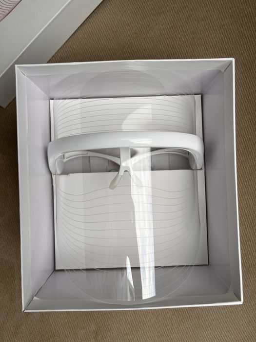 LED маска за лице с червена, жълта и синя светлина