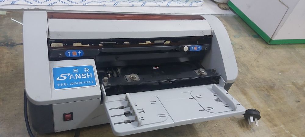 Визитка кесадиган аппарат, ишлатилинмаган, янги.