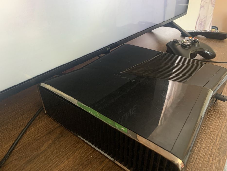 Vând Xbox 360 Slim + 2 Jocuri URGENT!