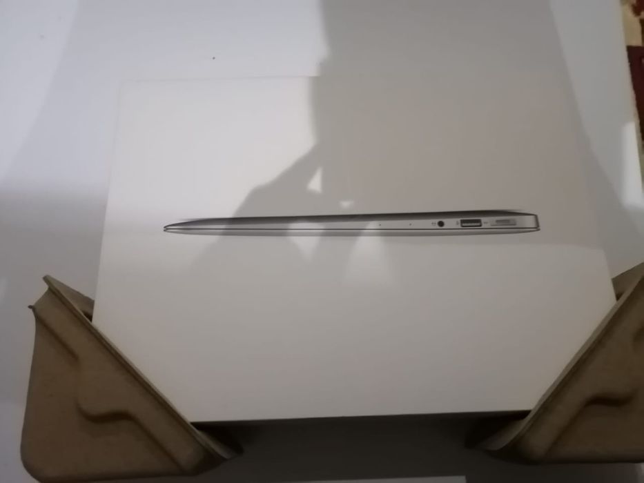 Макбук эйр каробкасымен