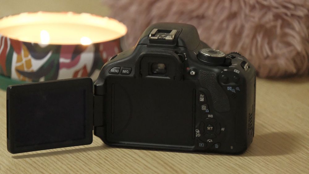 Canon EOS 600D с обектив 18-55mm