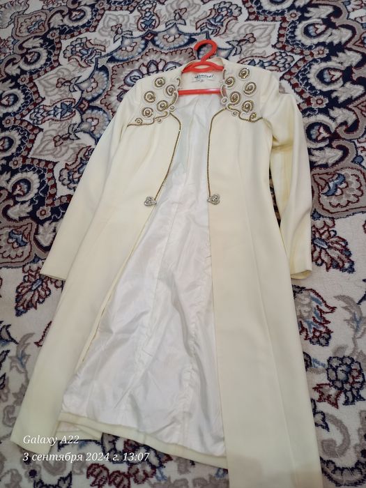 Ayollar qaymoq rang kostyumi