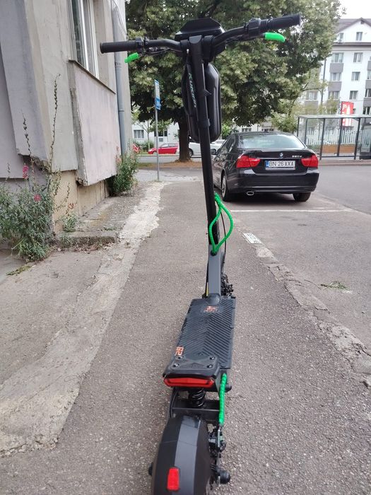 Vând  trotinetă electrică kukirin G2 2024 costum