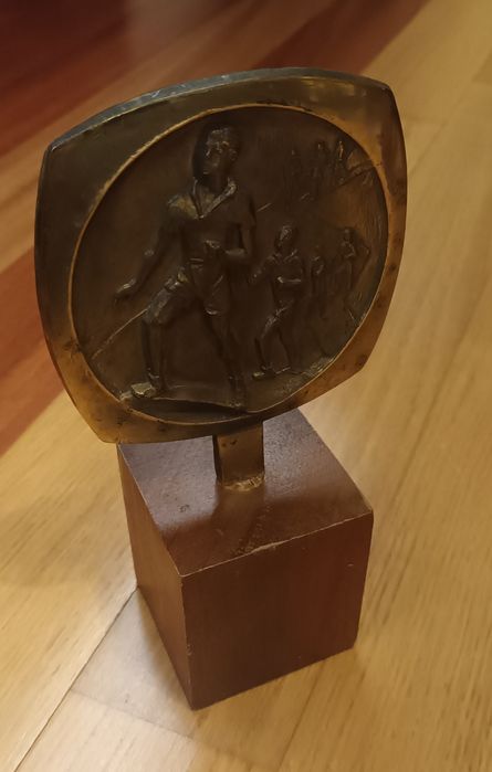 Trofeu din Bronz, pe soclu din lemn