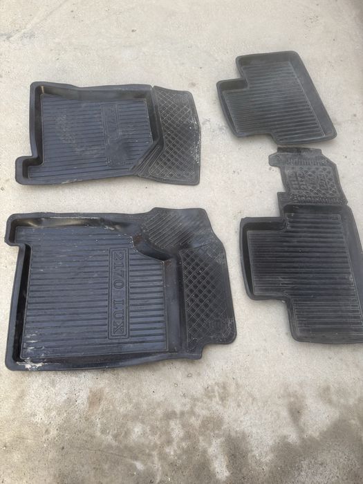 Резиновый коврик для авто .