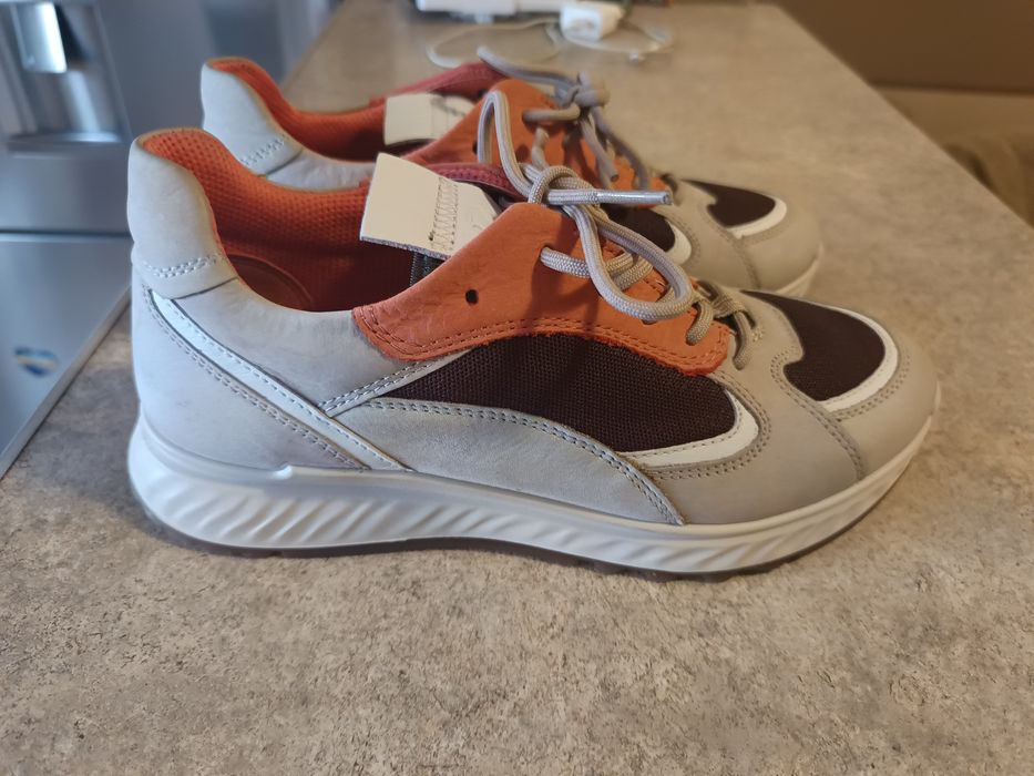 Маратонки ЕССО       .