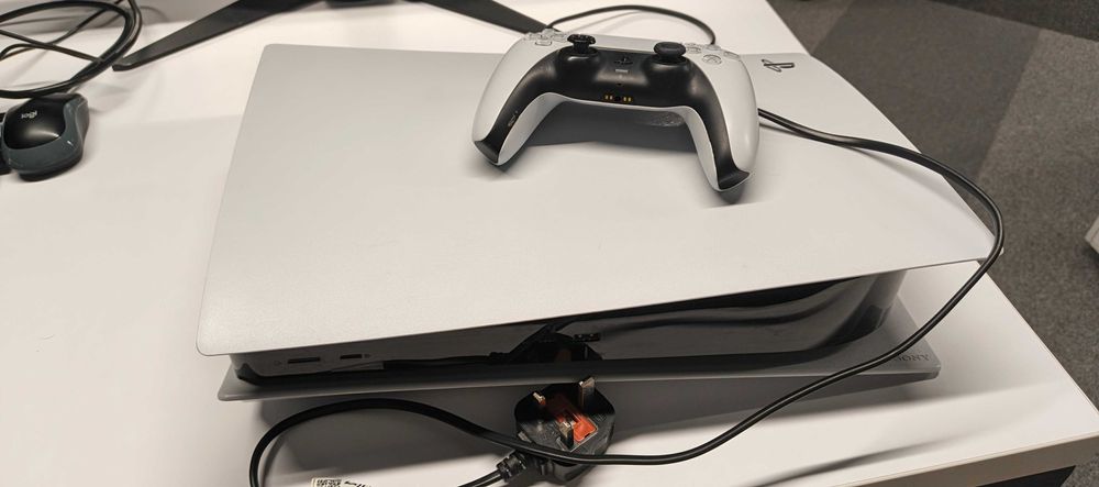 Продается Sony PlayStation 5 (версия с дисководом).