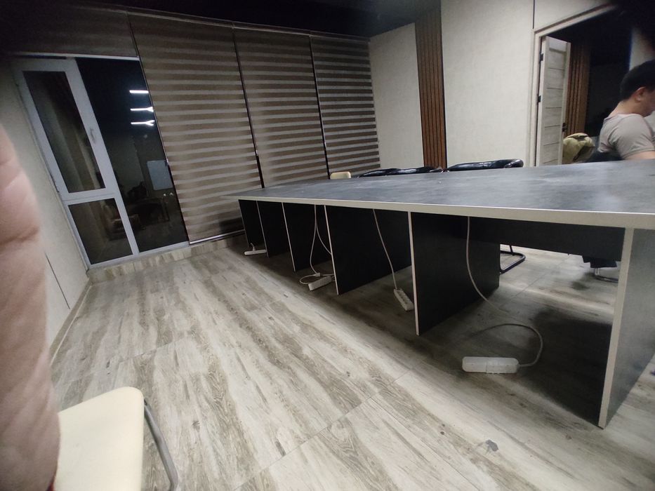 Kampyuter mebel Srochna sotiladi