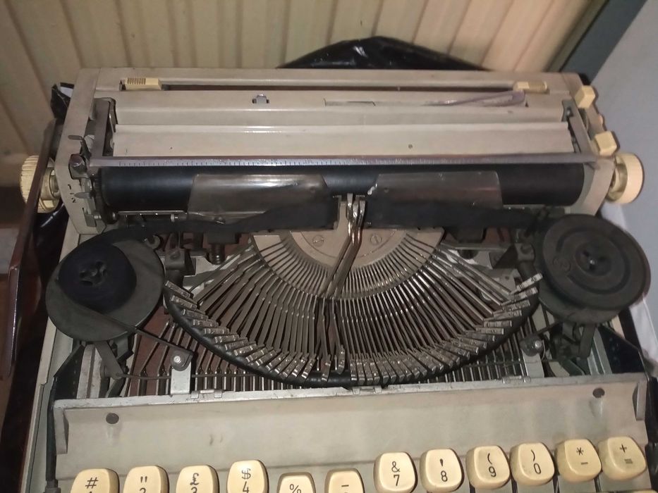 Стари  телефони  пишеща машина