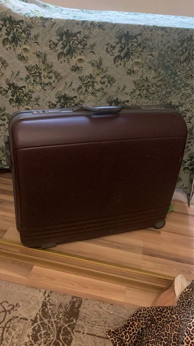 Чемодан пластик б/у