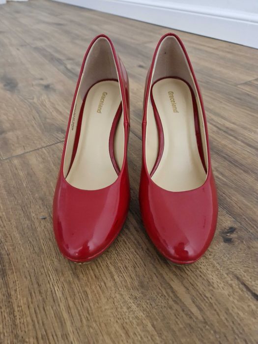 Pantofi roșii lăcuiți
