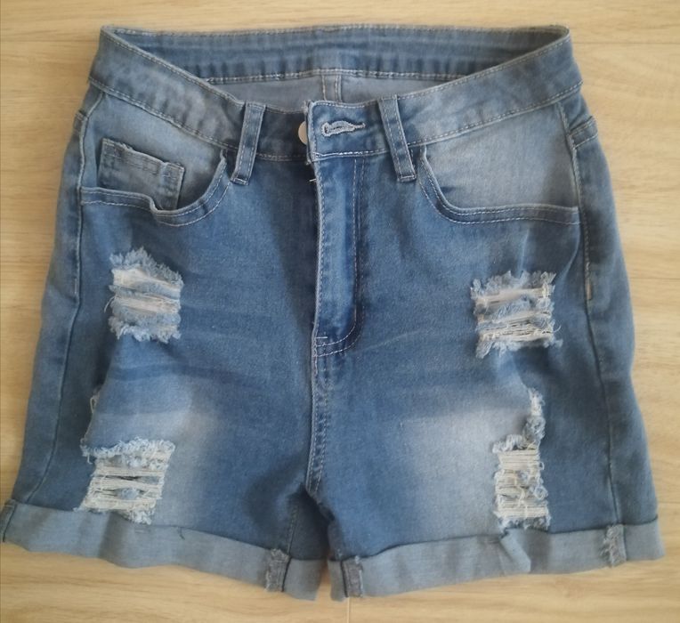 Чисто нови дънкови панталонки без етикет.