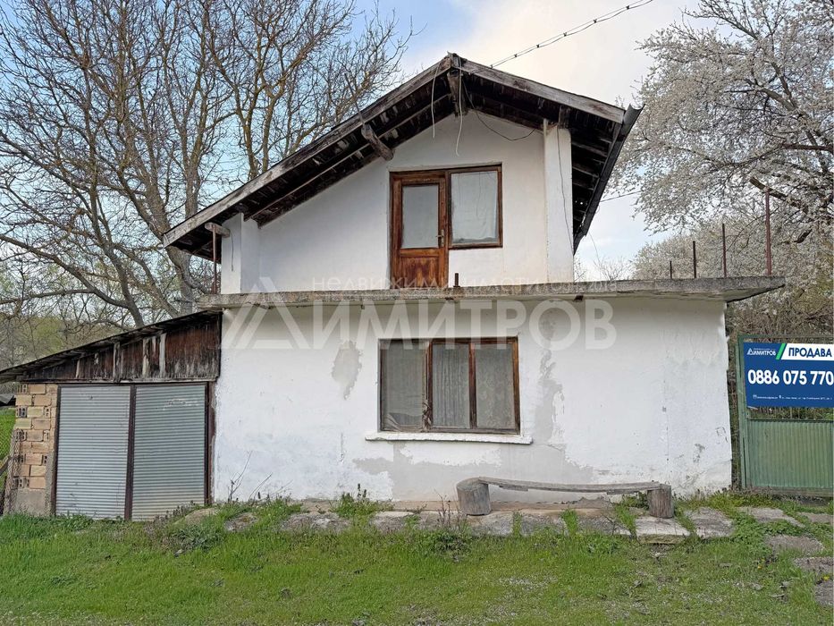 Продава вила на два етажа с дворно място 1,5 дка в с. Писарево, общ. Нови пазар, област Шумен