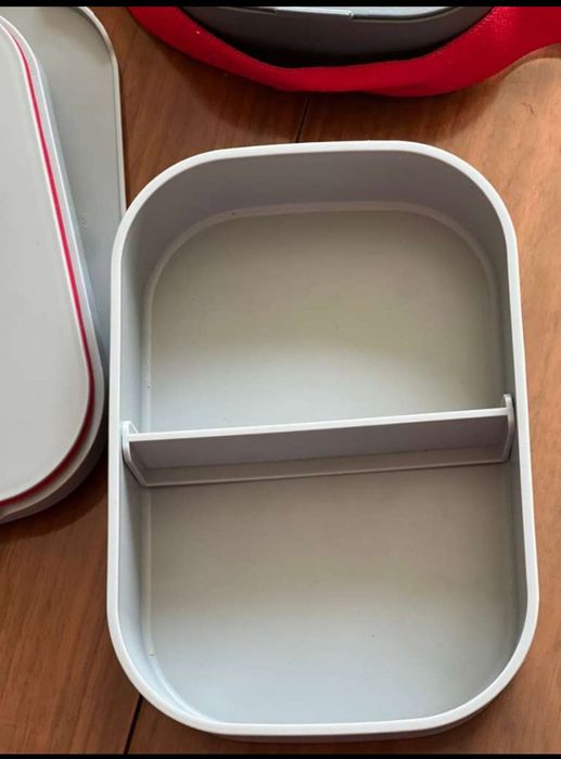 Lunch Box Bento  2 Nivele – Ca Nouă, Ideală pentru Prânz sau Picnic