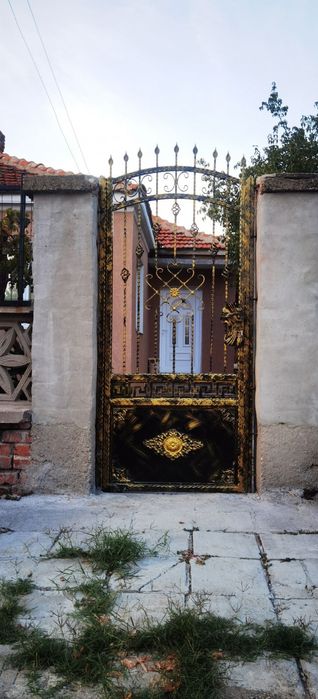 Предлагам изработка, боядисване и поддържане на метални врати, огради