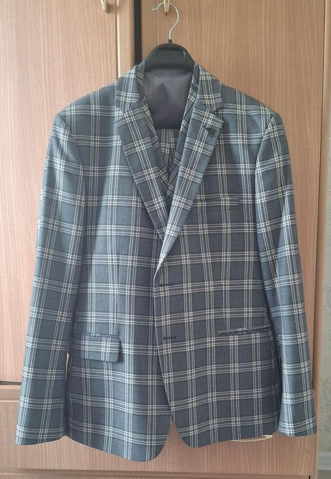 Продам костюм новый