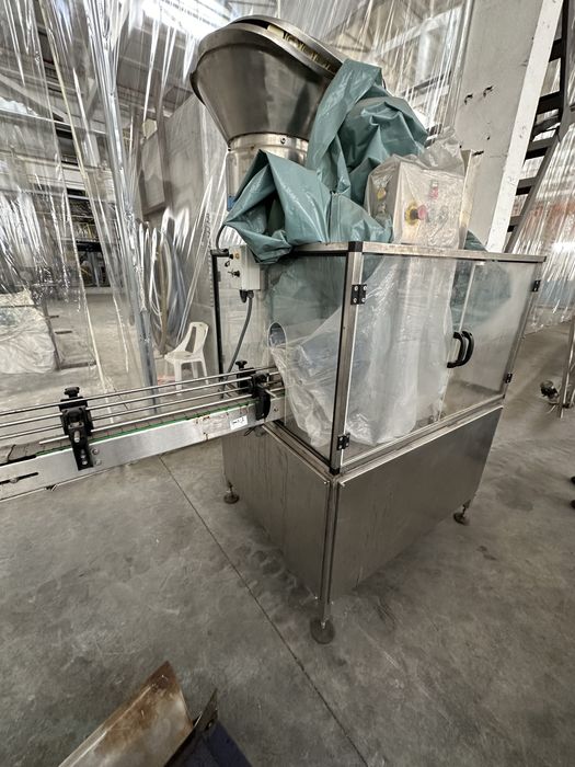 Автоматична затваряща машина за пластмасови капачки и тапи за бутилки