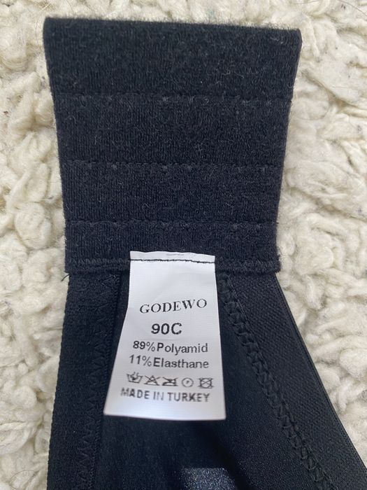 Сутиен размер С с обиколка 90, цвят черен, материала изкуствен, без ж