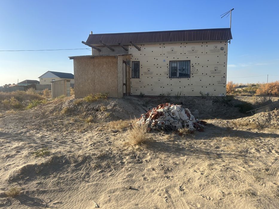 Байтерек -4 те.  Времянка 4/8. Сатылады. Свет, су, газ кирип тұр.