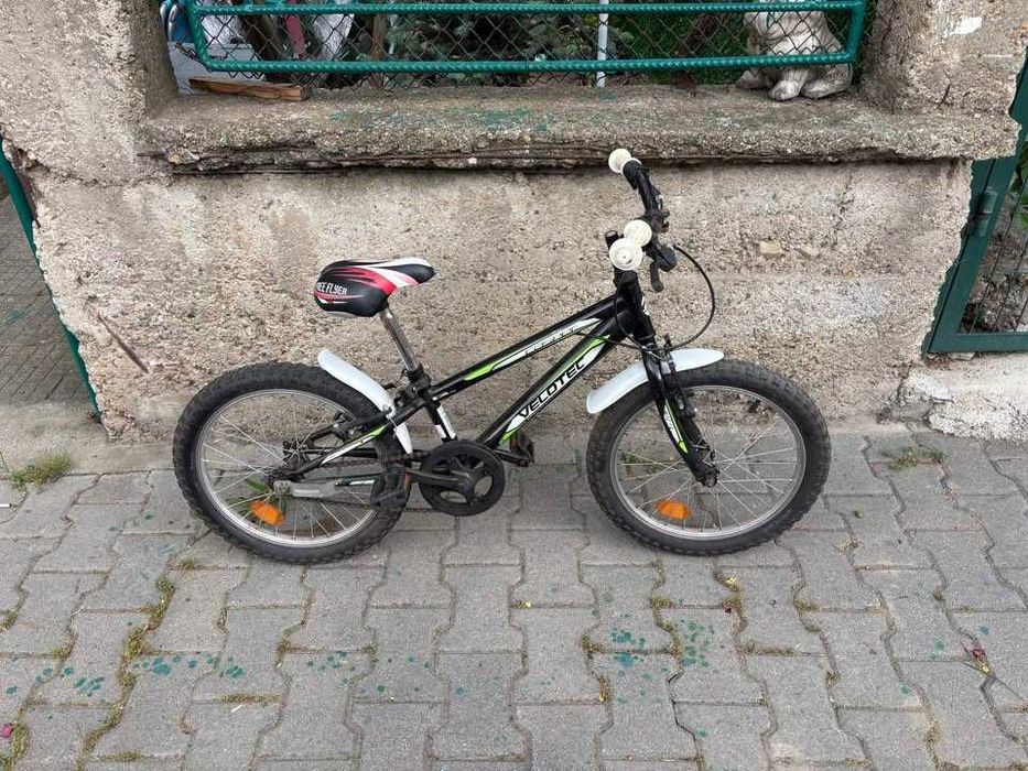 Продавам детски велосипед Velotec (черен със зелени детайли)