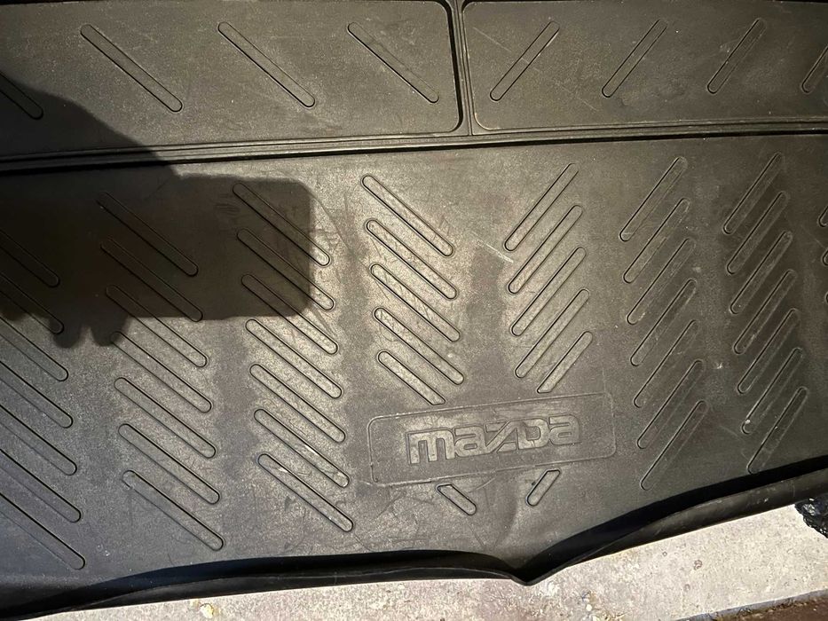 Продавам стелка за багажник на Мazda & VW Golf 6 Variant