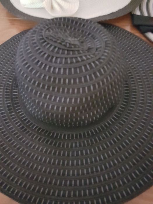 Продавам 3бр.дамски шапки