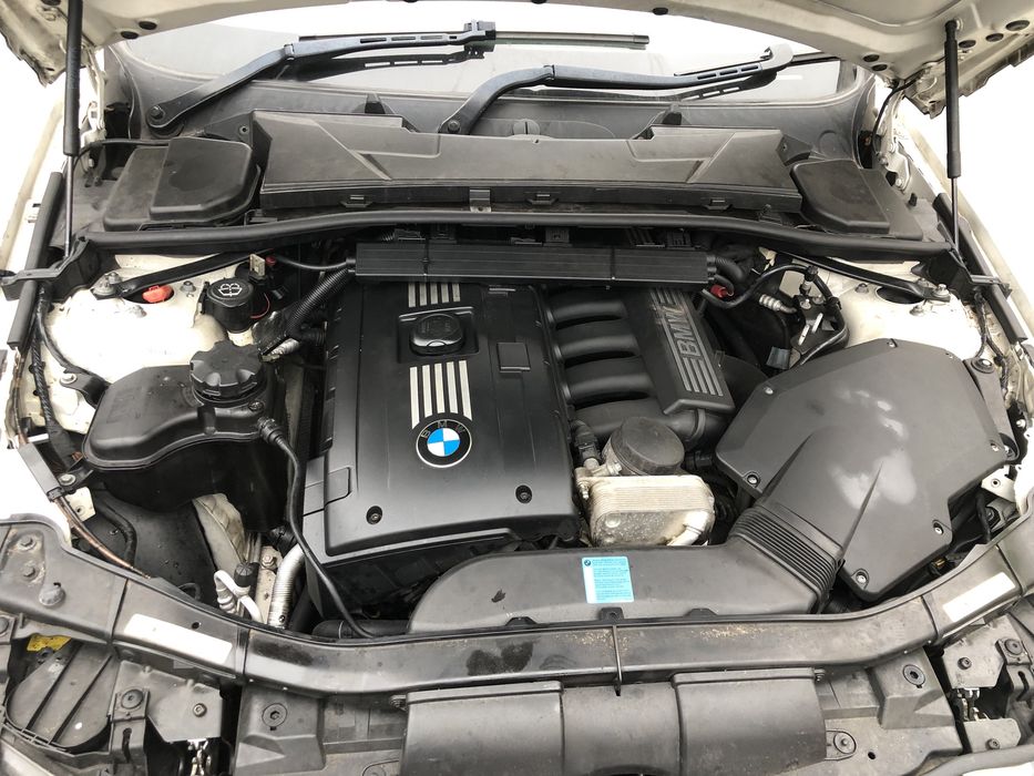Продаваме на части бмв е93 325и  bmw e93 325i.