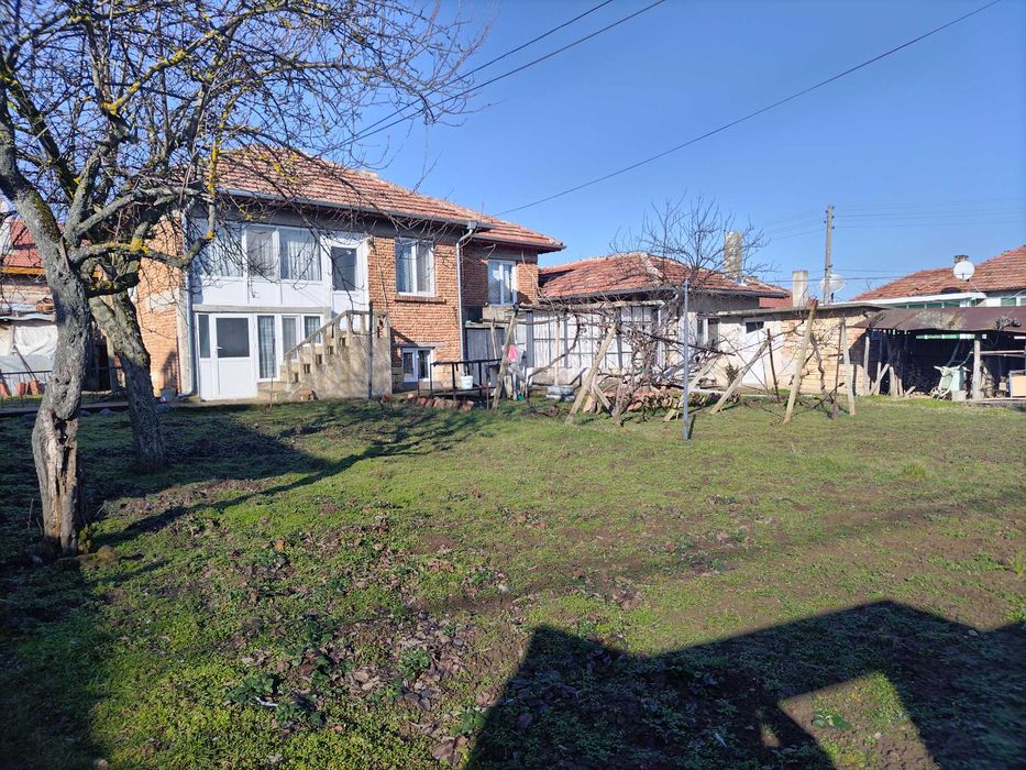 Голяма къща в центъра на село Ясеновец Разград