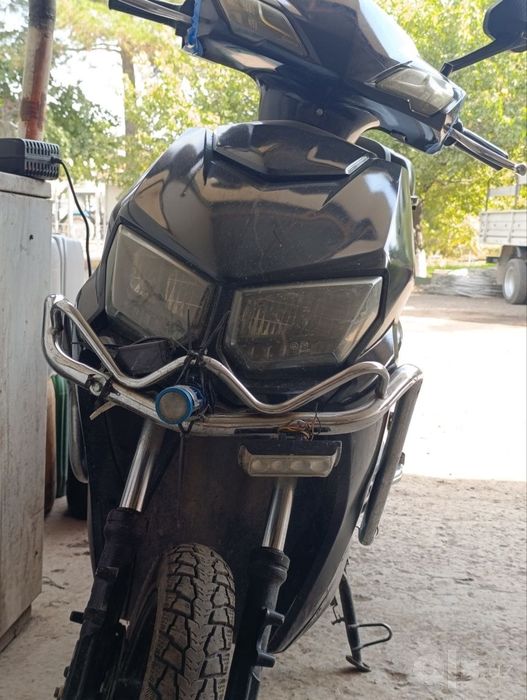 Skuter elektroniy sotiladi dugalari bor