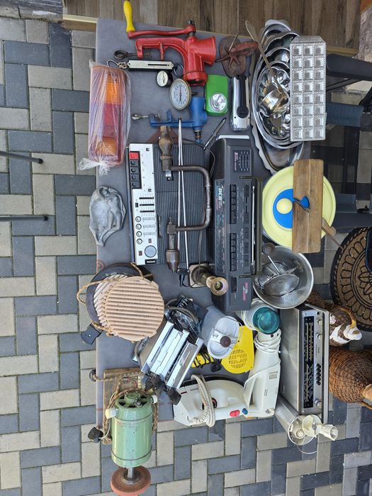 Urgent  Obiecte vechi casetofon , polizor,lanterna, robot, etc