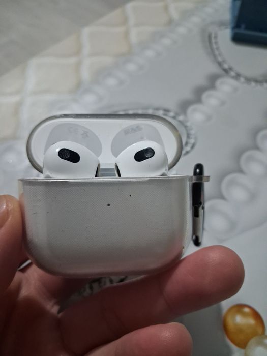 Продам Airpods 3 в идеальном состоянии в чехле