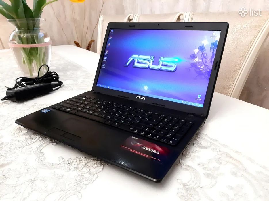 Laptop Asus la 300 de Lei