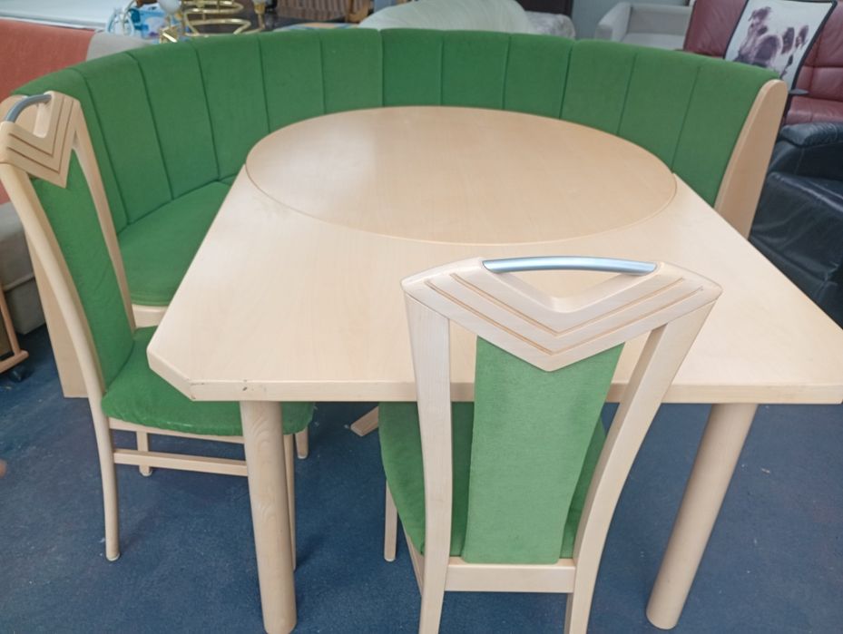 Colțar bucătărie cu masă și scaune