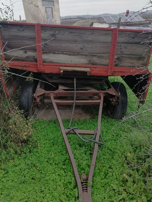 Продавам трактор DT 20  5500лв и инвентар  и ремарке самосвал