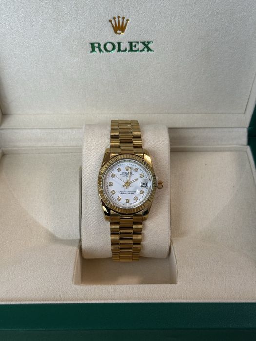 Женские часы Rolex, в подарочном каропке, с нежными элегатными камнями