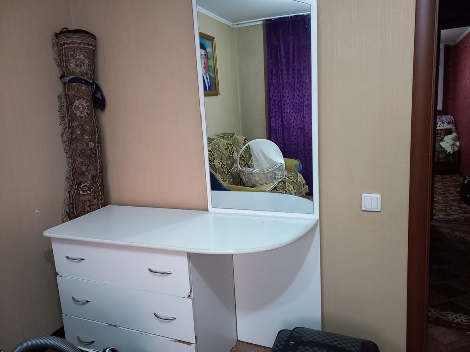 Косметический столик с тумбочками, продаю недорого