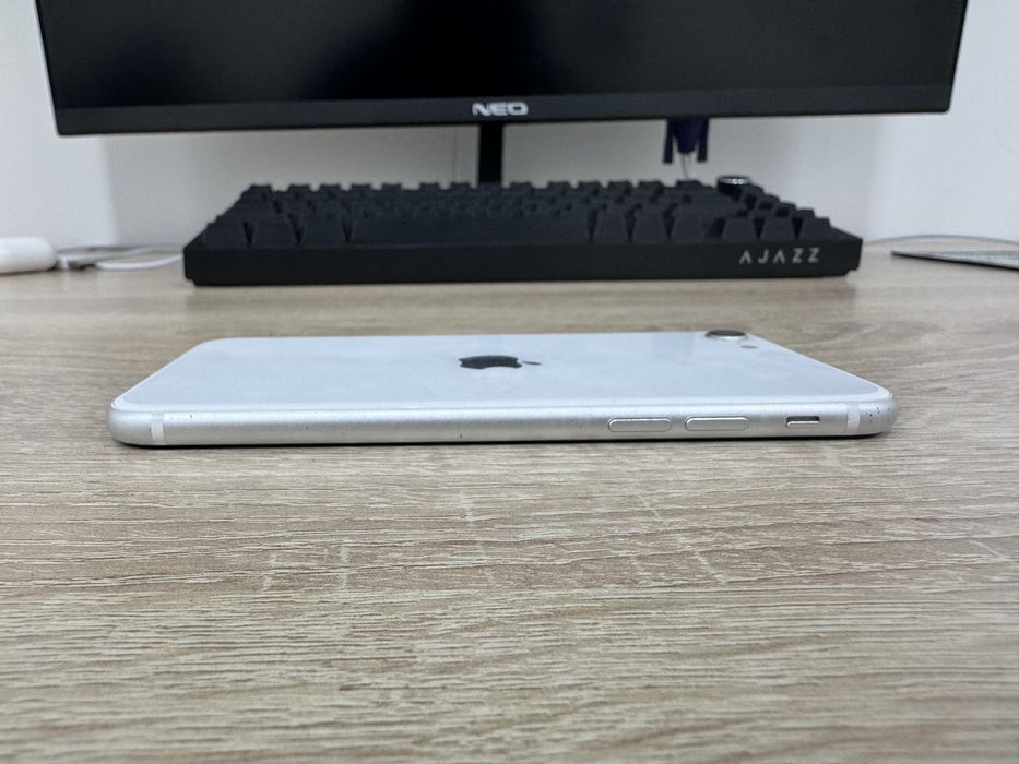 Срочно продаётся iPhone SE 2020 года.