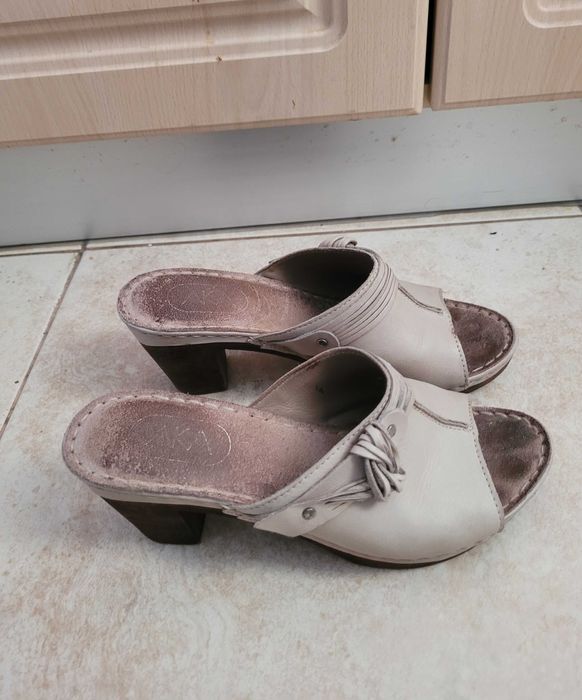 Saboti din piele , marime 37