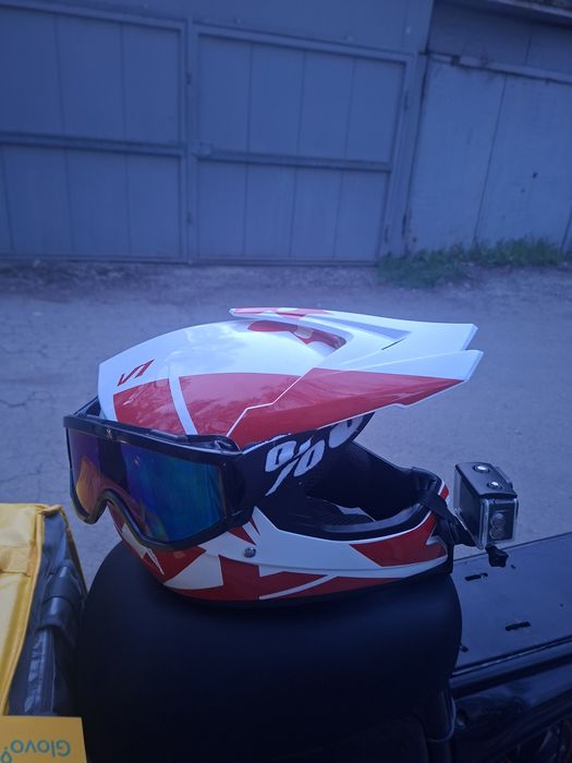 Шлем             .