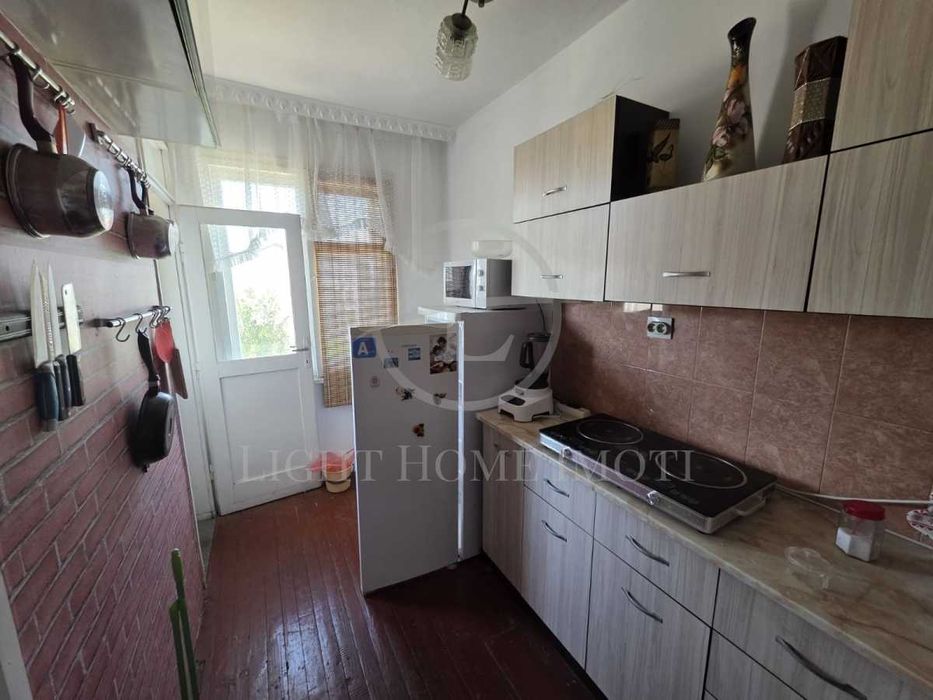 Реф. 2784 Тристаен Обзаведен / Гараж /  Стая / Таванско Помещение