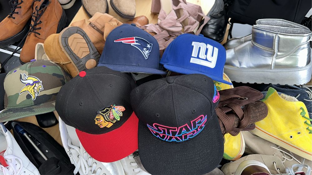 sapca New Era, costum,pantaloni schiuri, casca,placa snowboard, skiuri