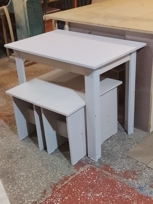 Продам стол и табуретки