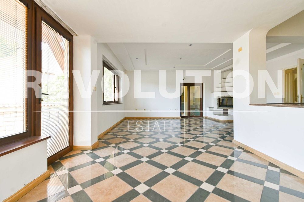 Къща на два етажа в гр. Банкя