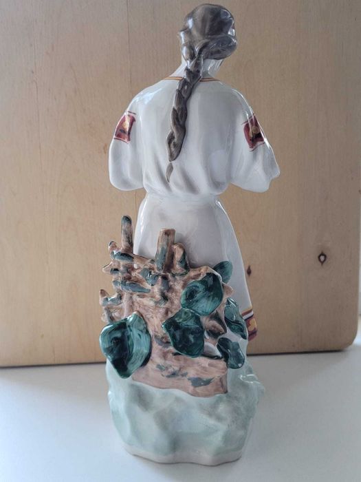 Фарфоровая статуэтка "Девушка, гадающая на ромашке"